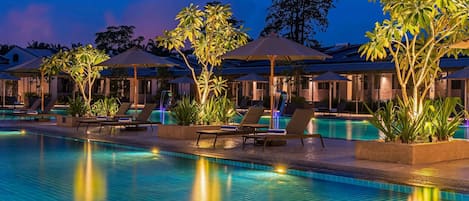 Piscina externa, funciona das 6h às 22h, barracas de cortesia