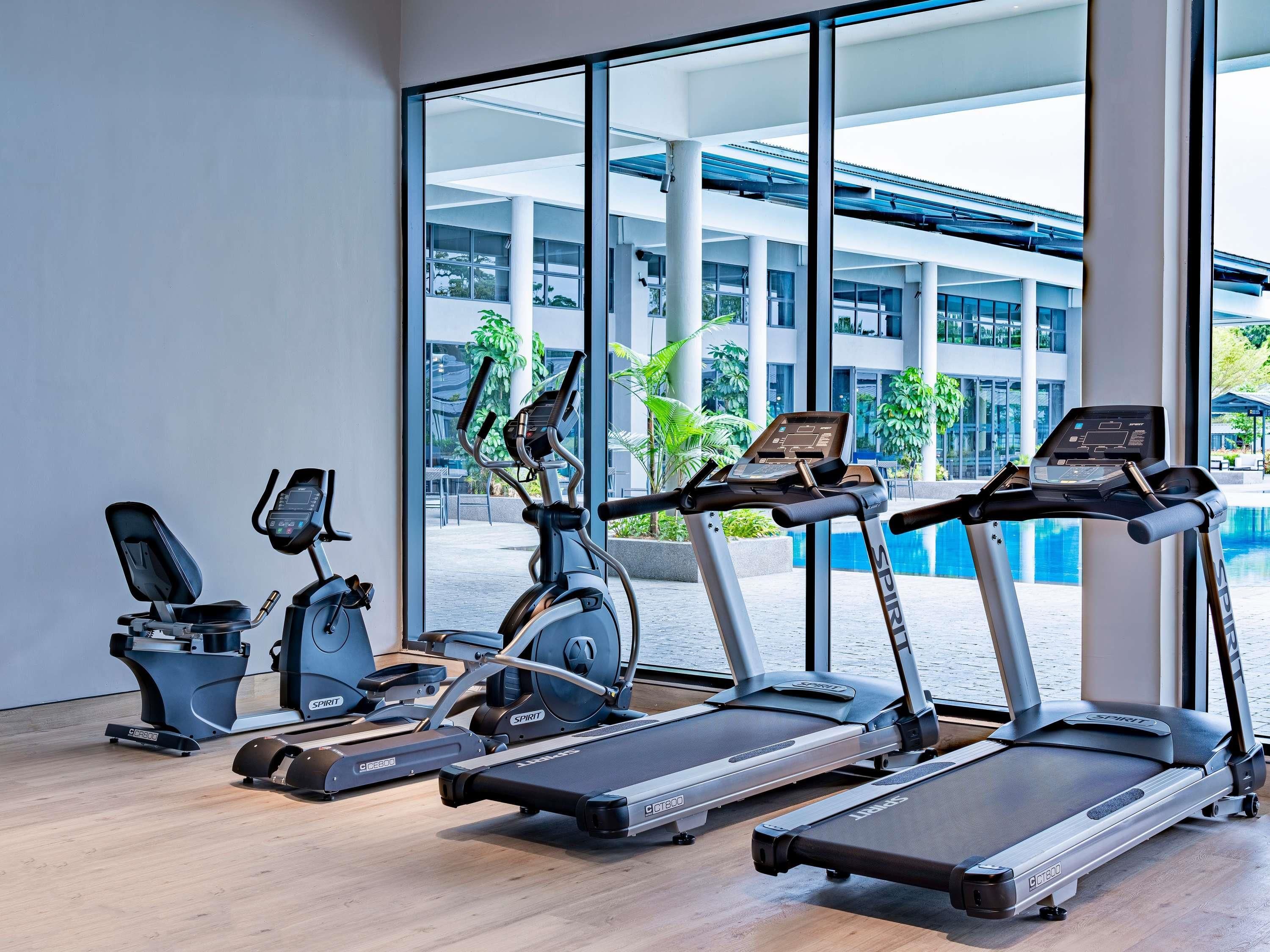 Ein Fitnessstudio mit Laufbändern, Ergometer und Crosstrainer.