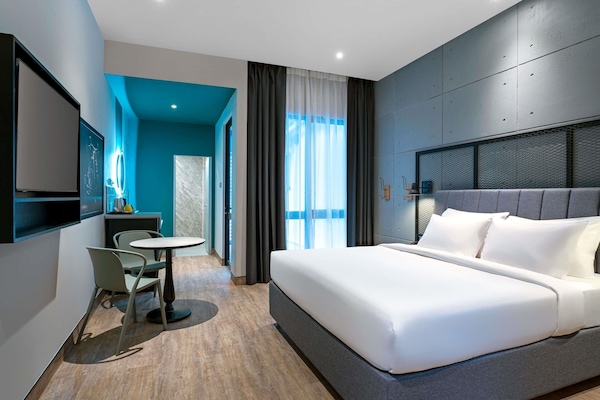 Rom – deluxe, 1 kingsize-seng | Minibar, safe på rommet, skrivebord og blendingsgardiner