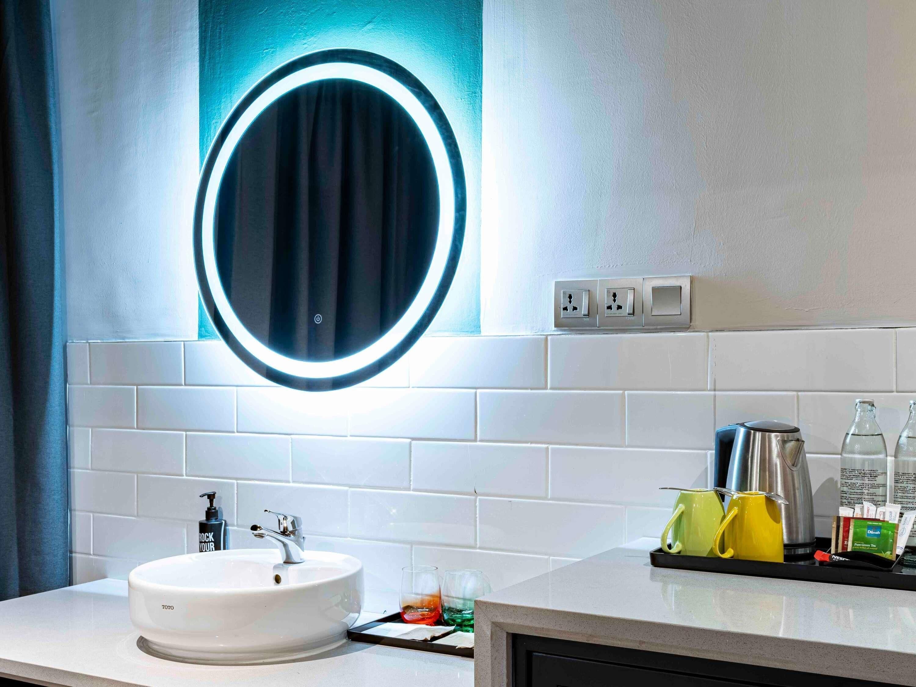 Minibar, coffres-forts dans les chambres, bureau, rideaux occultants