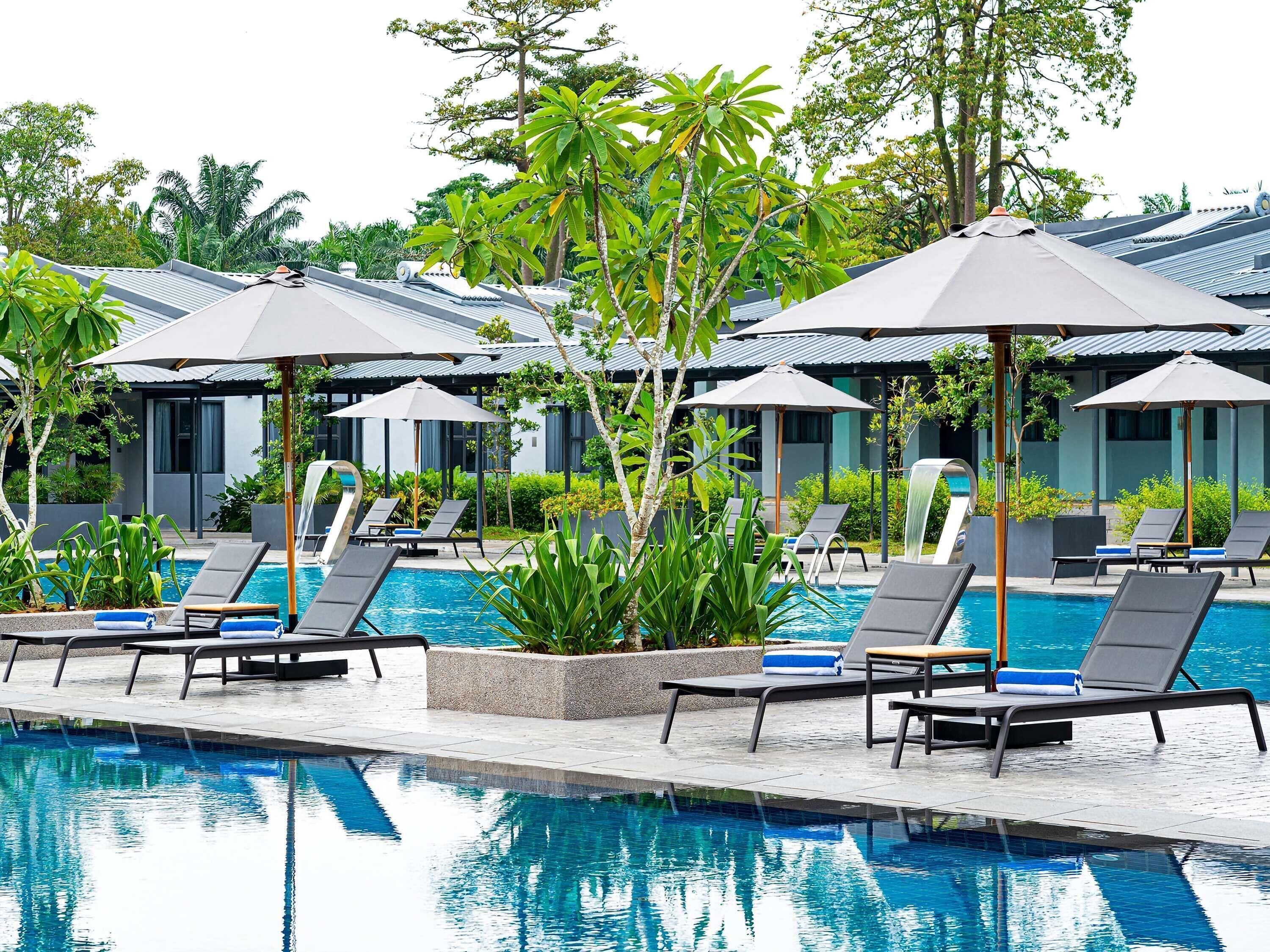 Piscine extérieure, cabanons gratuits, parasols de plage