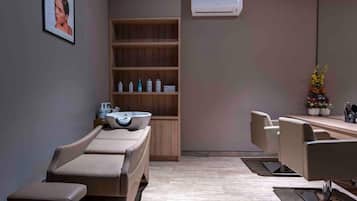 Couples treatment room(s), aromatherapy, reflexology, massages