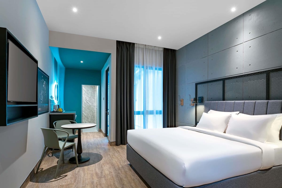 Habitación Deluxe, 1 cama King size | Minibar, caja de seguridad en la habitación y decoración personalizada