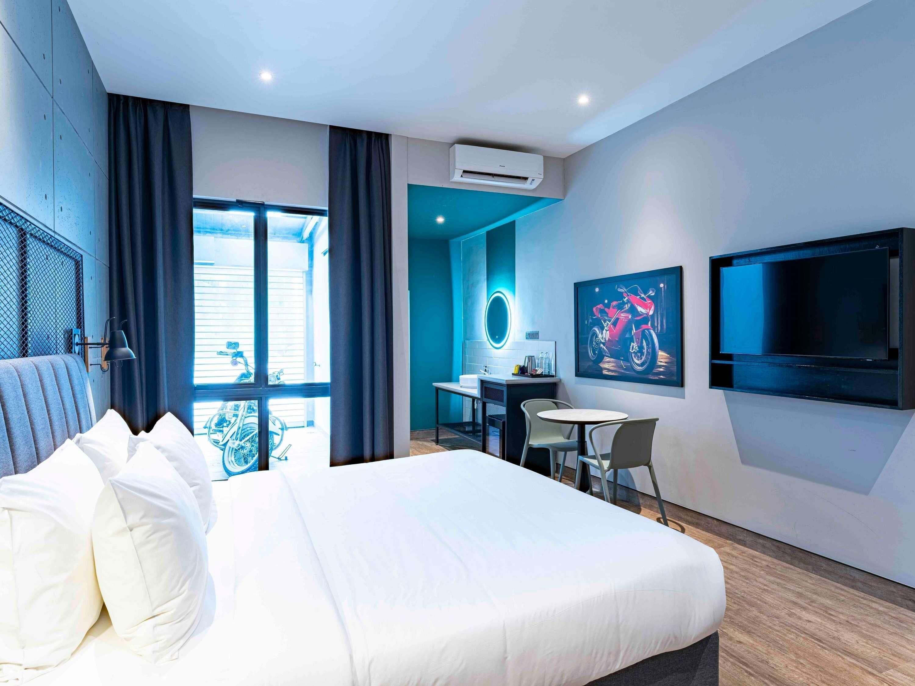 Deluxe Room, 1 King Bed | Minibar, in-room safe, desk, blackout drapes
