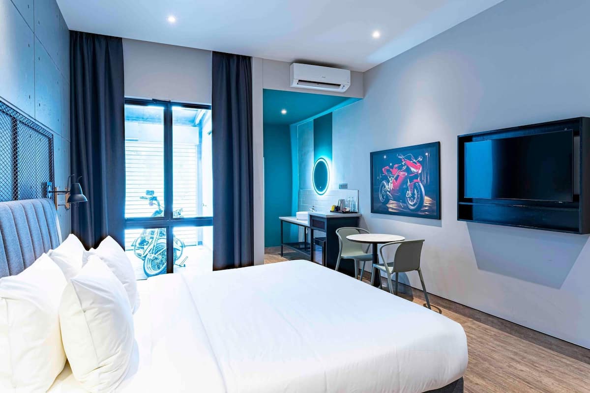 Deluxe Room, 1 King Bed | Minibar, in-room safe, desk, blackout drapes