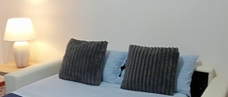 1 habitación, tabla de planchar con plancha, wifi gratis y ropa de cama