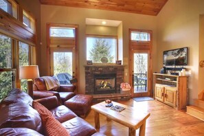 Televisie, een open haard en een kantoor