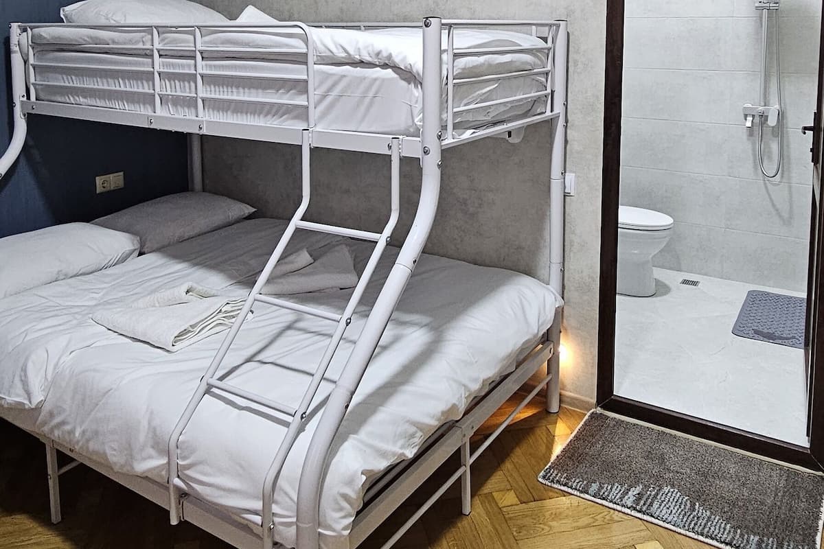 Habitación cuádruple Confort | Baño | Ducha, artículos de higiene personal de diseño y secador de pelo