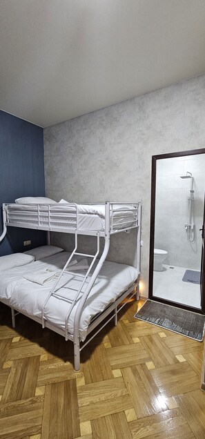 Neljän hengen comfort-huone | Kylpyhuone | Suihku, designer-hygieniatuotteet, hiustenkuivaaja, kylpytakit