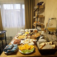 包含每日自助早餐