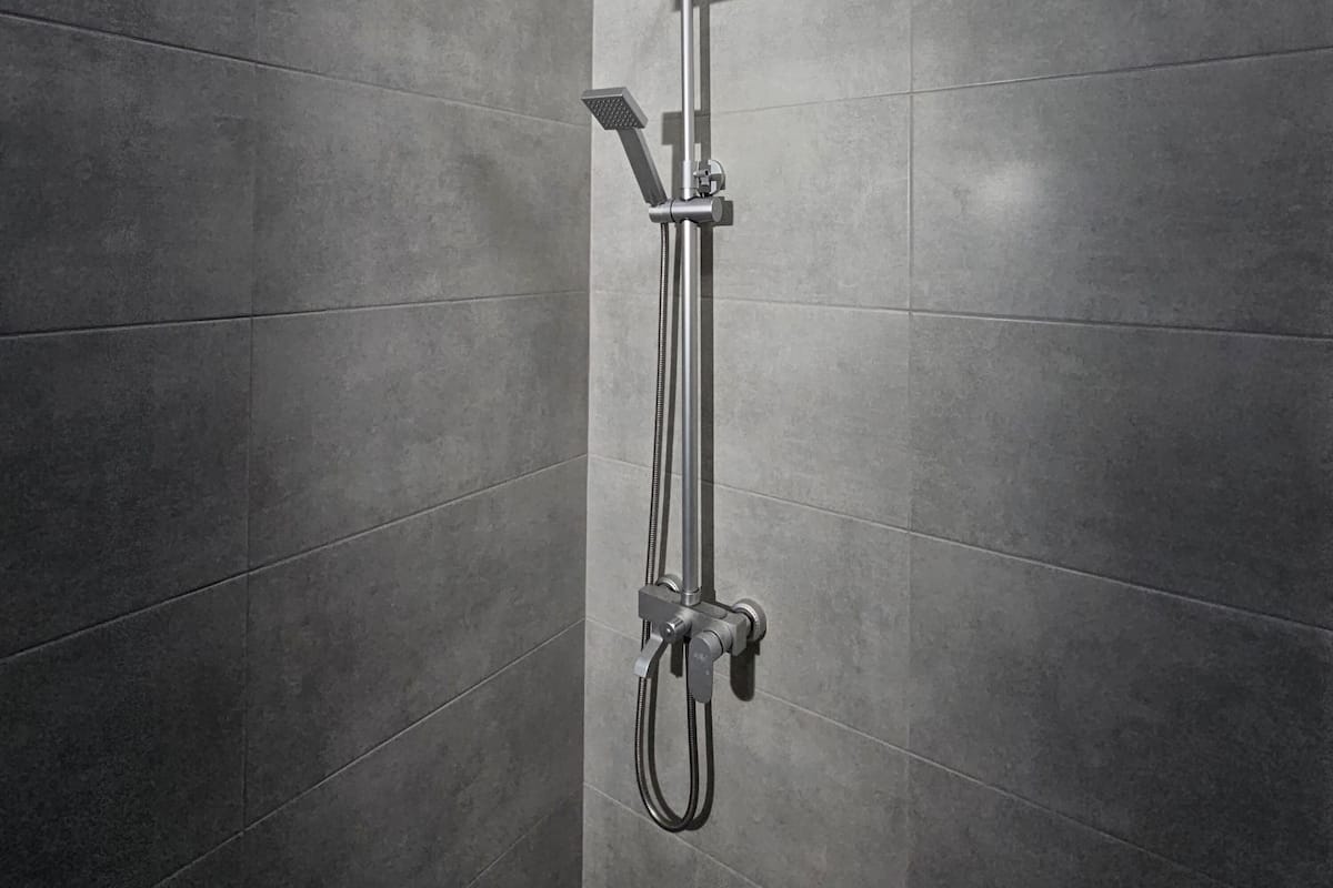 Habitación cuádruple familiar, no fumadores | Baño | Ducha, artículos de higiene personal de diseño y secador de pelo
