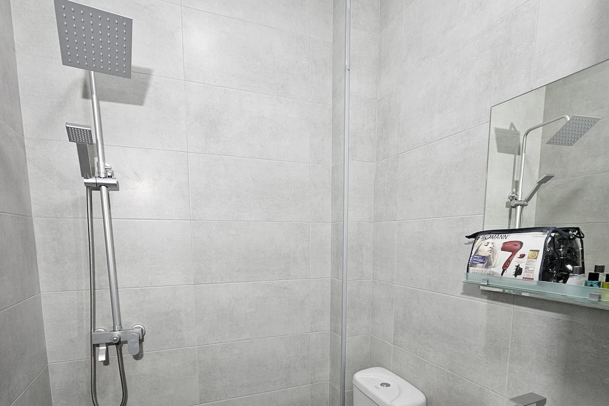 Habitación Confort con 1 cama doble o 2 individuales | Baño | Ducha, artículos de higiene personal de diseño y secador de pelo