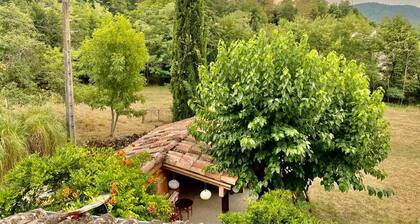 Proche ArdĂšche, beau mas avec piscine en pleine nature