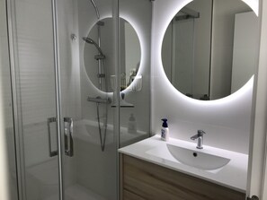 Douche, sĂšche-cheveux, papier toilette