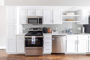 冷蔵庫、電子レンジ、オーブン、コンロ