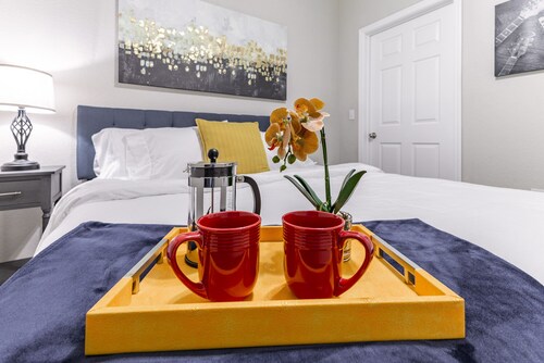 Extended Stay - Near Crestwood, King Bed, Gym, Parking, Fast WiFi
