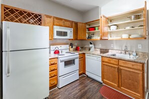 Fridge, microwave, oven, stovetop - Extended Stay - Near Crestwood, King Bed, Gym, Parking, Fast WiFi (Huntsville)