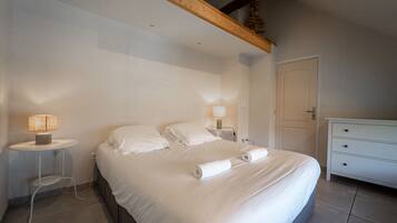 3 habitaciones, tabla de planchar con plancha, wifi y ropa de cama