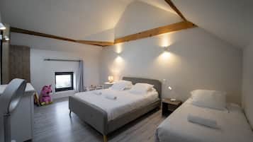 3 habitaciones, tabla de planchar con plancha, wifi y ropa de cama