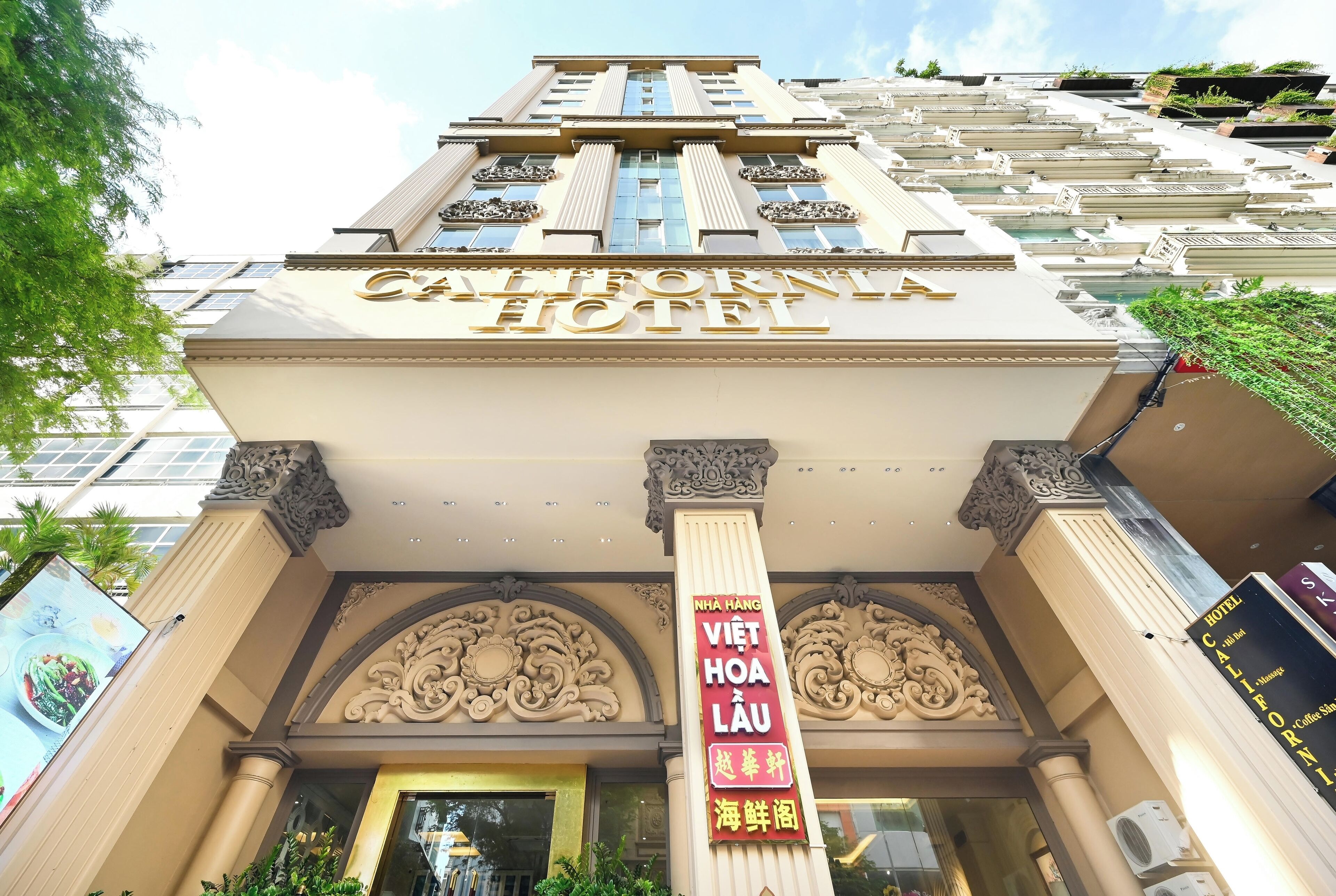 Het uiterlijk van het California Hotel, met een opvallende entree en klassieke architectuur.