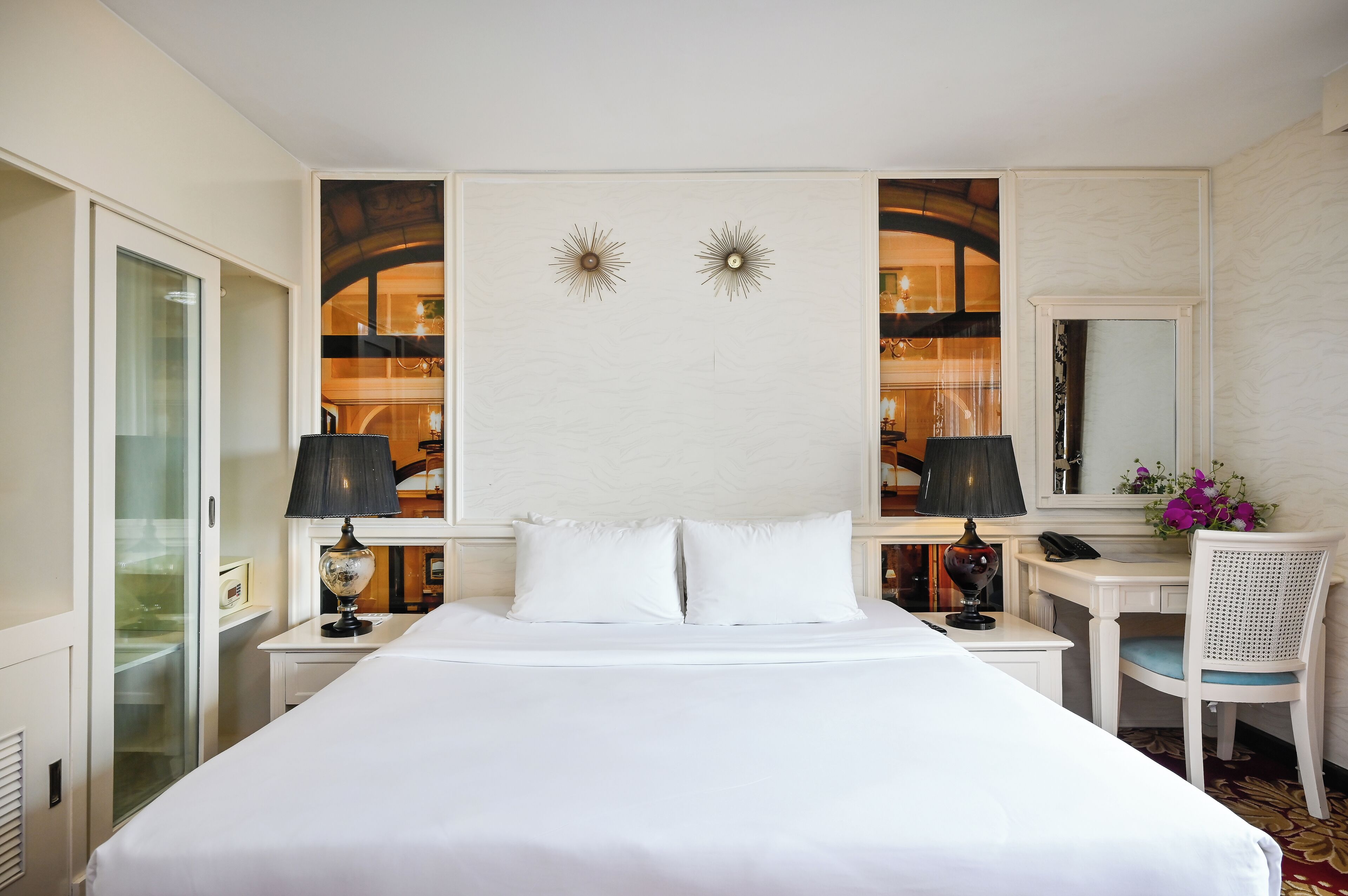 Minibar, Zimmersafe, Schreibtisch, Verdunkelungsvorhänge