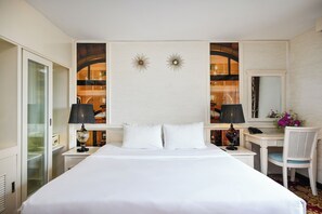 Minibar, in-room safe, desk, blackout drapes - California Saigon Hotel & Rooftop Pool (Ho Chi Minh City)