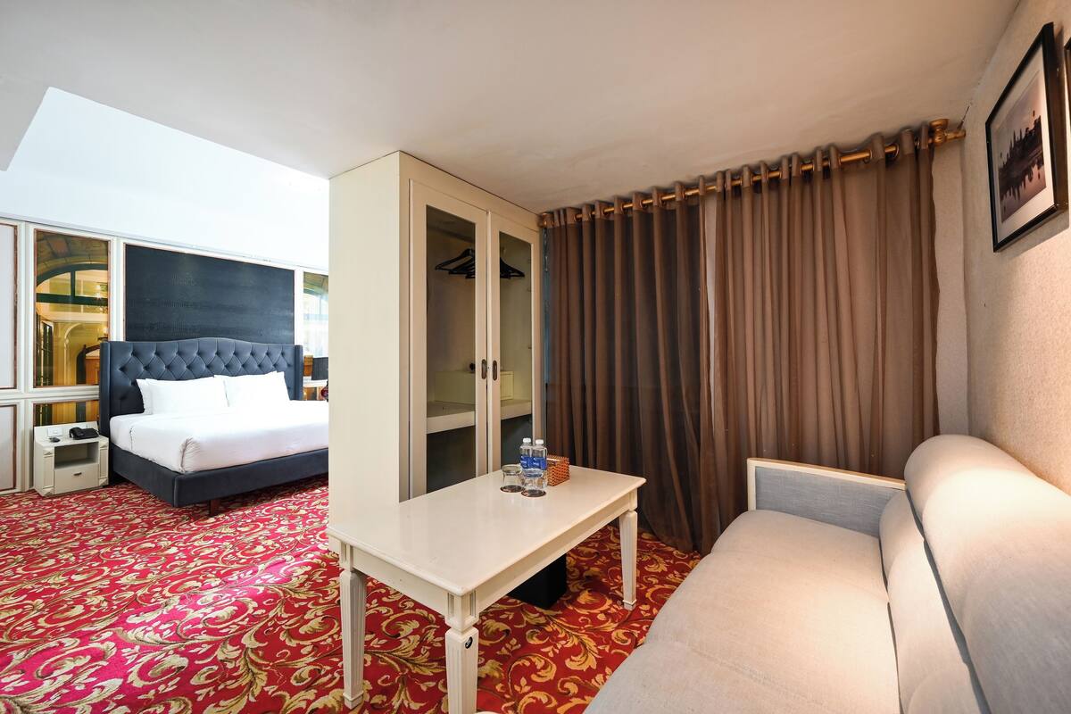 Phòng đôi Junior, 1 giường cỡ king, quang cảnh thành phố | Minibar, két bảo mật tại phòng, bàn, màn/rèm cản sáng 