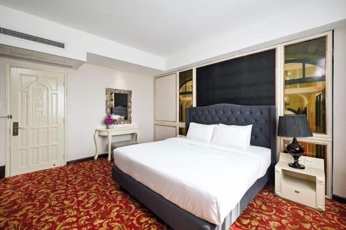 Minibar, in-room safe, desk, blackout curtains