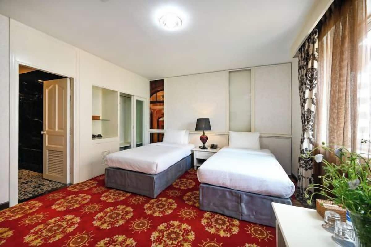 Minibar, in-room safe, desk, blackout curtains
