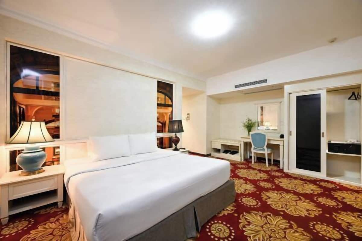 Minibar, in-room safe, desk, blackout curtains