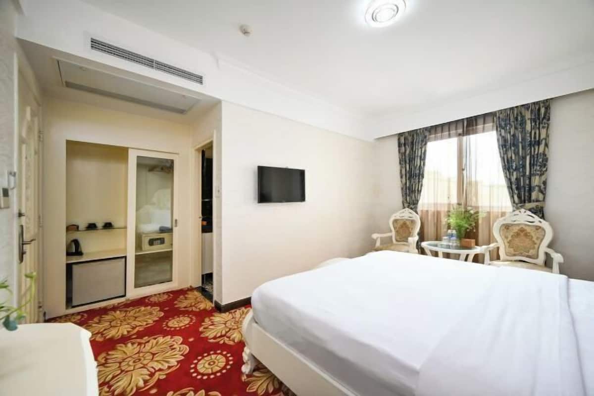 Minibar, in-room safe, desk, blackout curtains