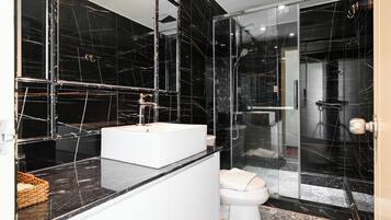 Shower, pancuran hujan, pengering rambut, dan sandal