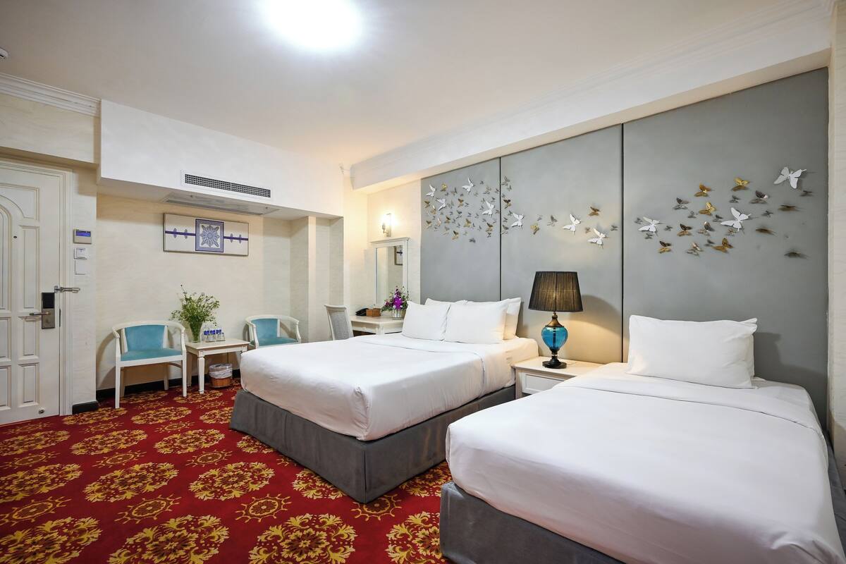 Phòng 3 Deluxe, không cửa sổ | Minibar, két bảo mật tại phòng, bàn, màn/rèm cản sáng 