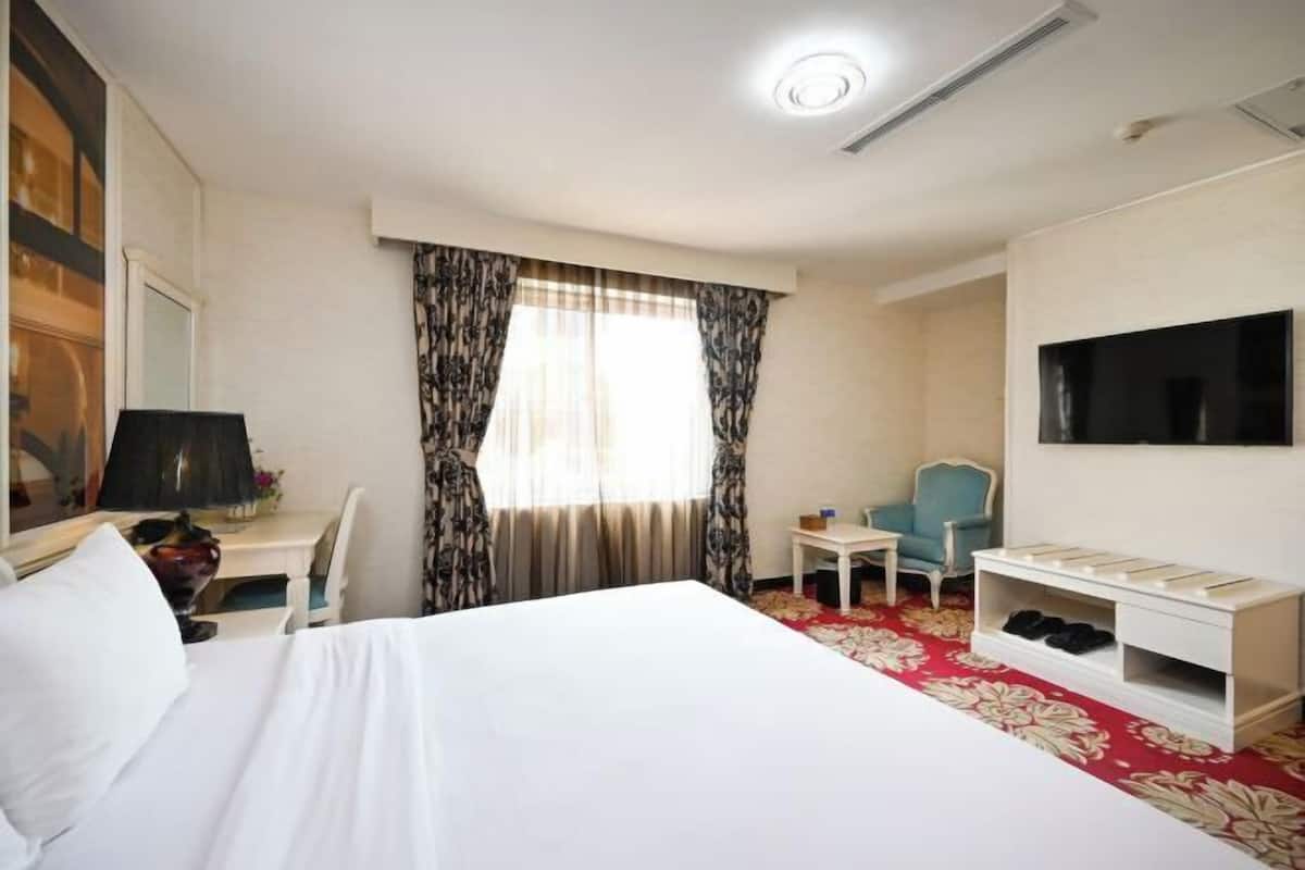 Minibar, in-room safe, desk, blackout curtains