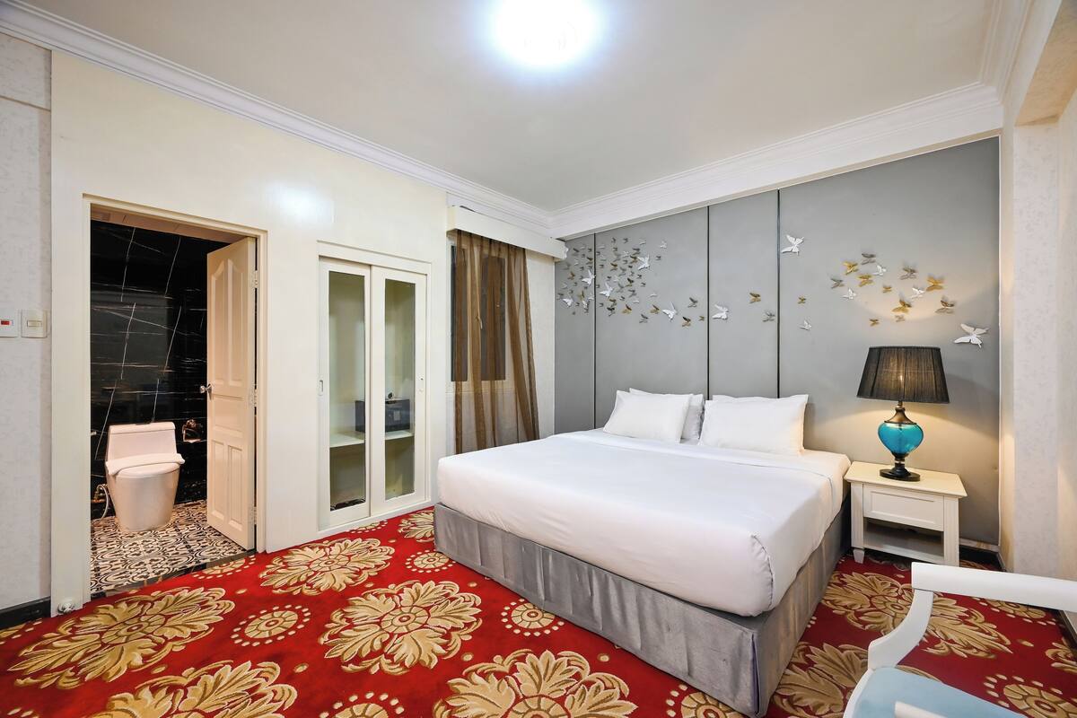 Phòng đôi Deluxe, 1 giường cỡ queen, không cửa sổ | Minibar, két bảo mật tại phòng, bàn, màn/rèm cản sáng 