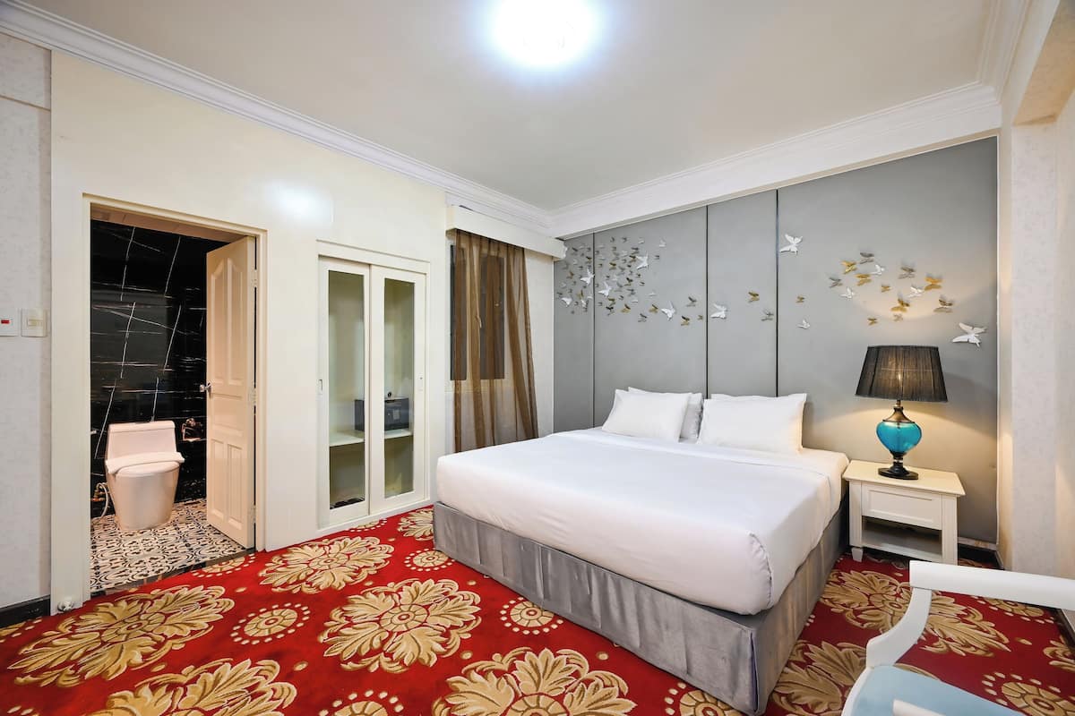 Deluxe Double Room, 1 Queen Bed, No Windows | Minibar, in-room safe, desk, blackout drapes