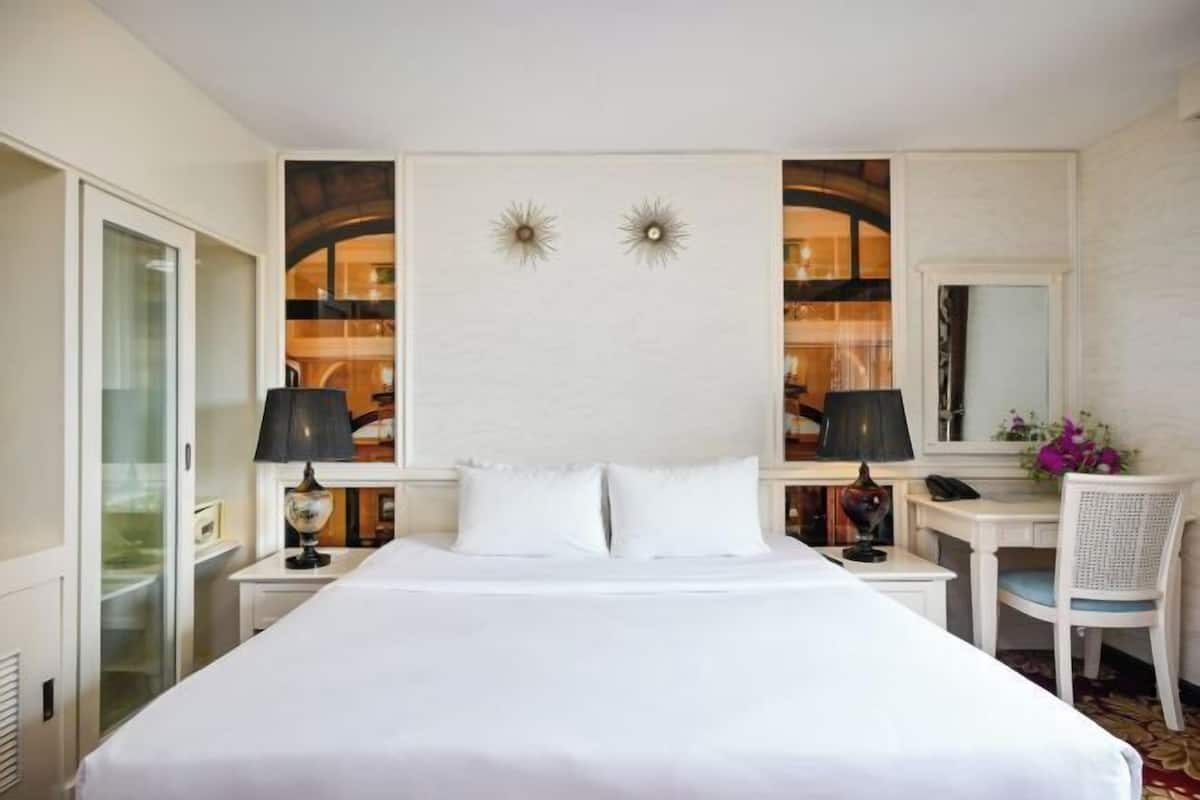 Minibar, in-room safe, desk, blackout curtains