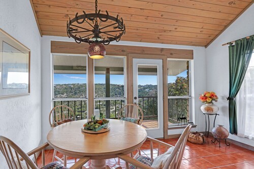 White Buffalo Guest House I Wimberley Hills and Views, Romantic