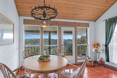 White Buffalo Guest House I Wimberley Hills and Views, Romantic