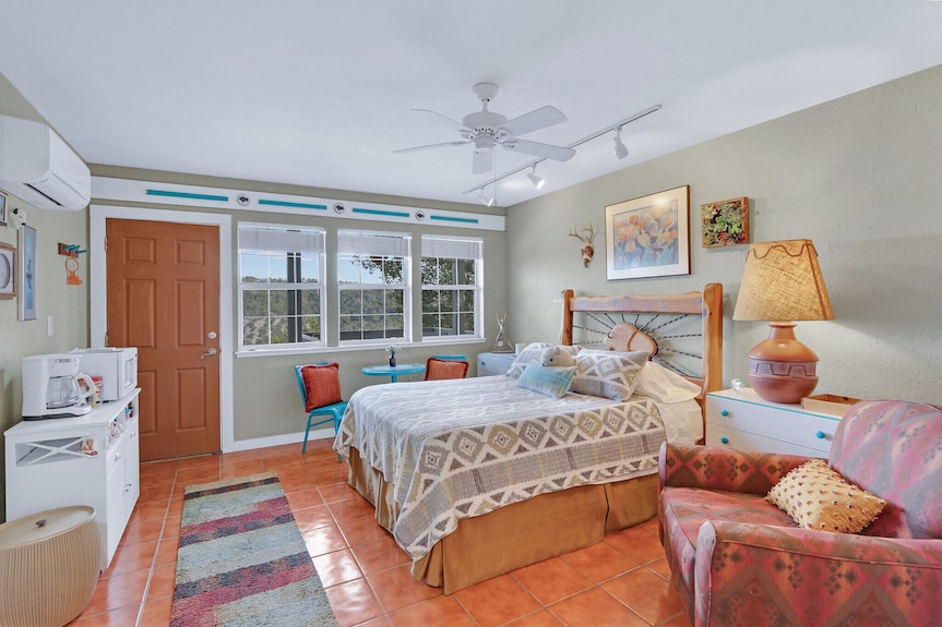 White Buffalo Room With A View I Stargazing, Romantic - Wimberley, TX