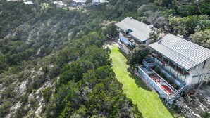 A large house with a spacious backyard, surrounded by dense forest. - White Buffalo Room With a View I Stargazing, Romantic (Wimberley)