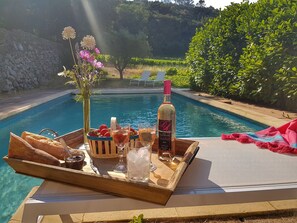 Een seizoensgebonden buitenzwembad