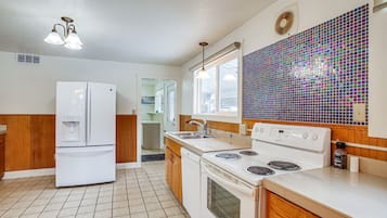 House (2 Bedrooms) | Private kitchen | Paper towels