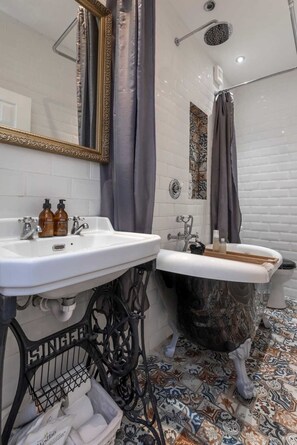 Appartement de base | Salle de bain | Séchoir à cheveux, serviettes fournies, savon, shampooing