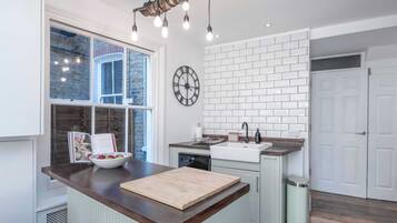 Apartamento básico | Cozinha privada | Geladeira, micro-ondas, fogão, cooktop