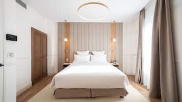 Suite, vue ville | Coffres-forts dans les chambres, bureau, rideaux occultants
