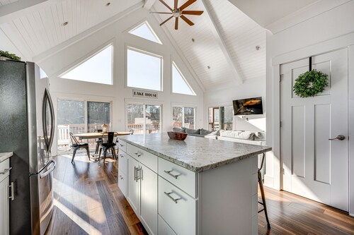 Lakefront New London Retreat w/ Dock & Hot Tub!