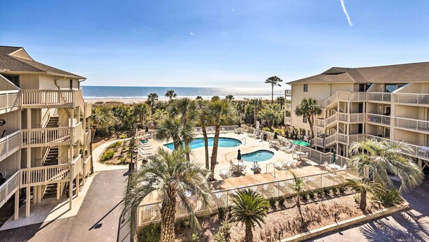 A resort with a pool area, palm trees, and a view of the beach. - Hilton Head Island Condo w/ Coligny Beach Access! (Hilton Head Island)
