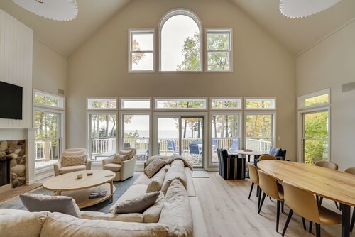Spacious Cottage on Lake Michigan: Stunning Views!