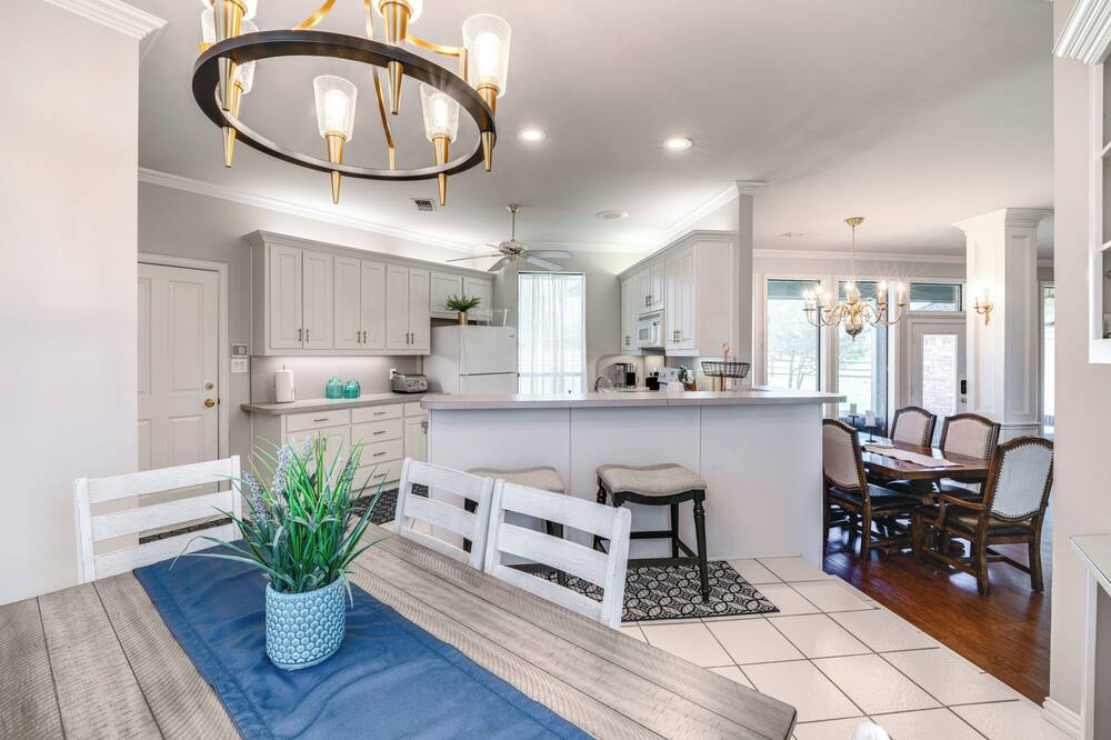 ~ 3 Mi to Dtwn: Aubrey Vacation Rental w/ Patio!